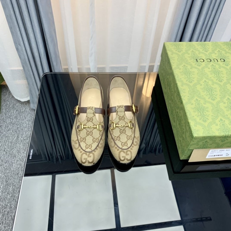 G*u*i flat shoes